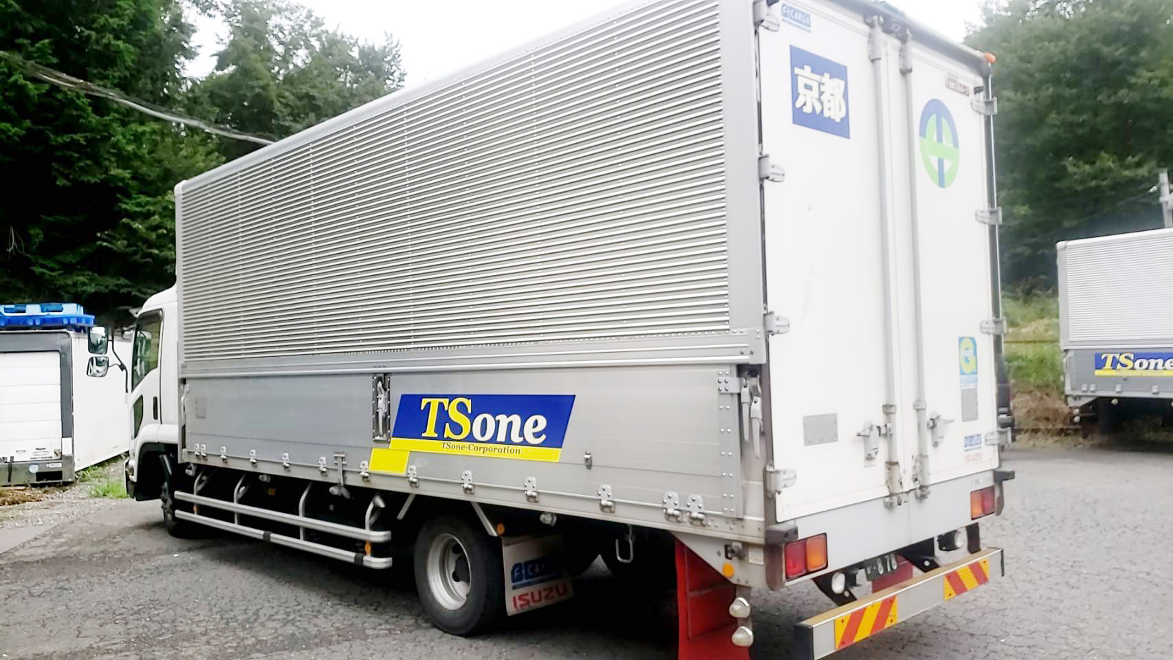 京都府福知山市の株式会社TSone（ティーエスワン）は関西から北陸間の運送・輸送を中心に全国対応の一般貨物輸送を提供しています。