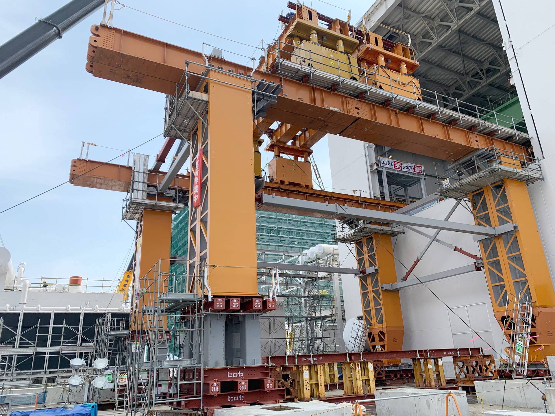 京都府福知山市の株式会社TSone（ティーエスワン）は中古トラック販売、トラックを利用した移動式レンタルBOX事業や重量物設置据付工事、ライン施工、工場・プラント構内の維持修繕工事全般にも対応しています。