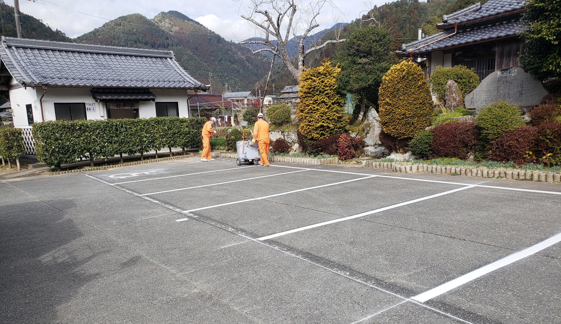 京都府福知山市の株式会社TSone（ティーエスワン）は関西から北陸間の運送・輸送を中心に全国対応の一般貨物輸送を提供しています。また中古トラック販売、トラックを利用した移動式レンタルBOX事業や重量物設置据付工事、ライン施工、工場・プラント構内の維持修繕工事全般にも対応しています。